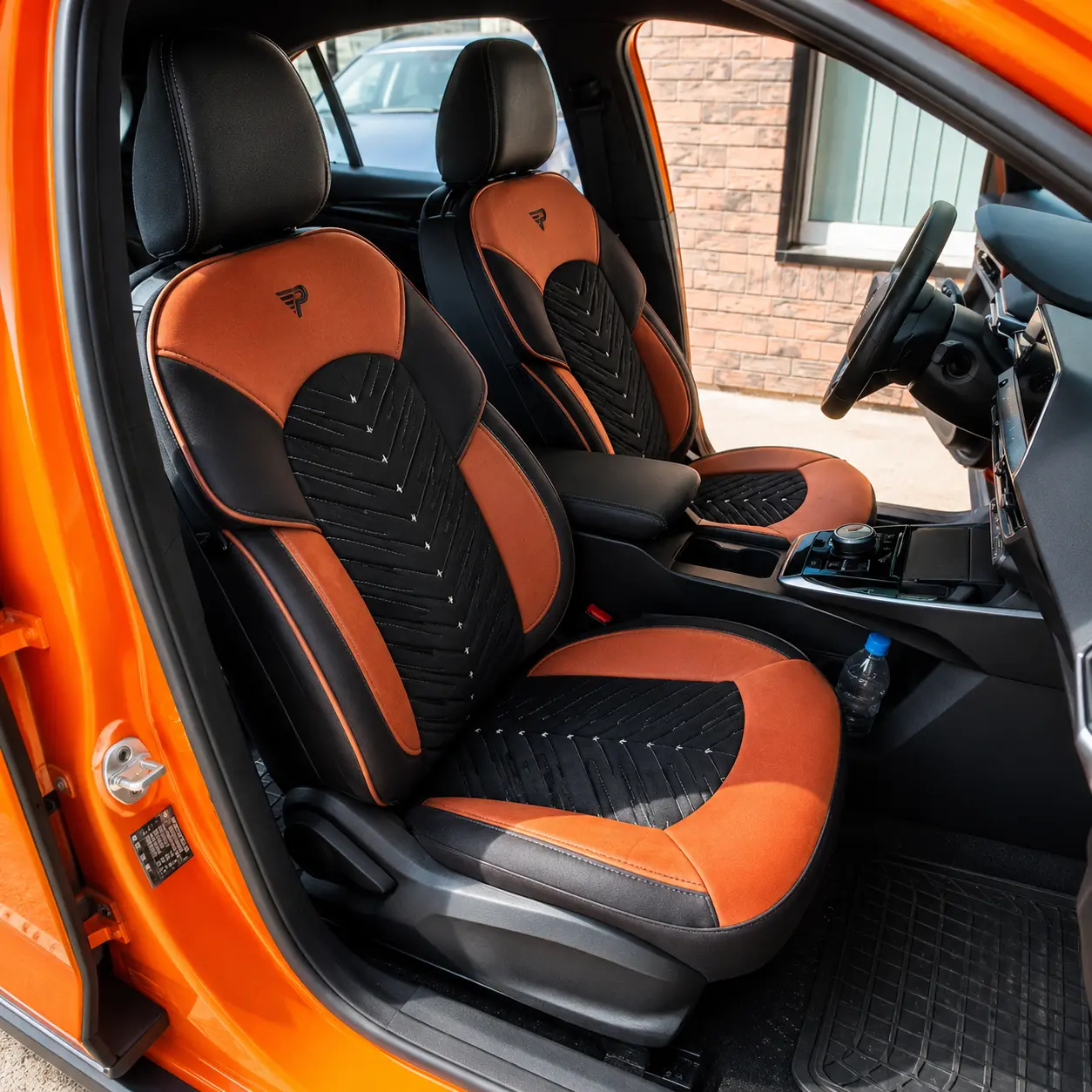 Dubai crno braon auto presvlake prednje sedište detalj — fotografija nakon ugradnje u automobil